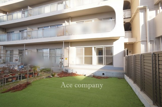 【庭】 | 久宝寺グリーンマンション | 庭内に外部への勝手口付きです♪