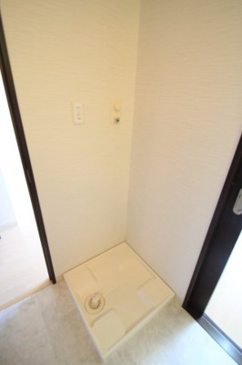 【設備】 | メゾン・ド・フレシュール | 室内洗濯機置場　※同建物ほかのお部屋の写真です。