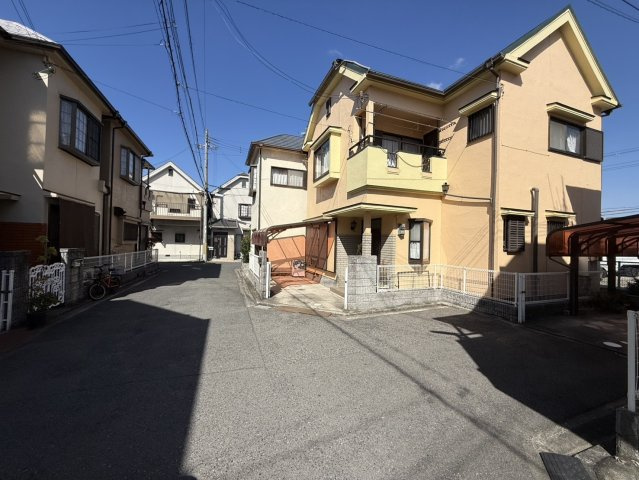岸和田市田治米町　中古戸建の前面道路含む現地写真