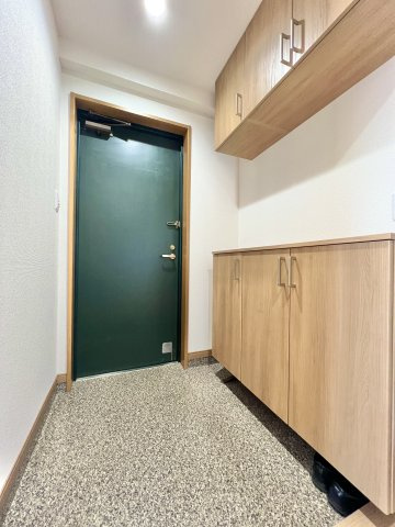 メゾン浜松高台の玄関|収納力のあるシューズボックス付きで、ご家族分の靴もきれいに収まります！