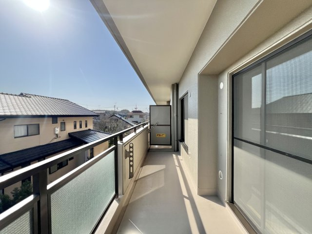 メゾン浜松高台のバルコニー|明るい光に包まれながら、外の景色も楽しめる心地よい空間です。