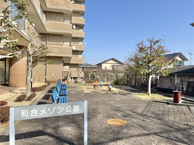 メゾン浜松高台のエントランス|建物のすぐ下にちょっとした公園スペースがあり、気軽に外遊びを楽しめます♪