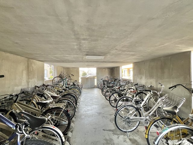 メゾン浜松高台の駐車場|屋根付き駐輪場を完備。整理されたスペースで出し入れもスムーズです。