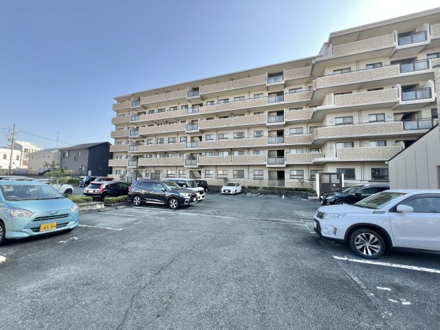 メゾン浜松高台の駐車場|駐車場も広々としてます！