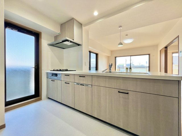 メゾン浜松高台のキッチン|落ち着いた木目デザインがおしゃれな、使い勝手の良いキッチンです！