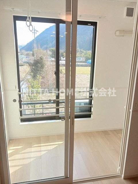 メゾンパーク　枚田岡　Ｂ棟のバルコニー|リビングルームに南東向きのサンルーム付き(^^♪