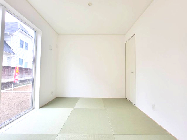【Cradle garden】宇都宮市野沢町 第4 全4棟の和室|〇1F和室4.5帖〇
リビングと一体で広く利用でき、座ってくつろげる和の空間です。お庭を眺めながらタタミ空間で和カフェ気分も良いですね。
※2026年6月撮影