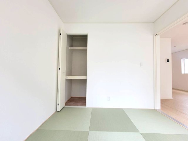 【Cradle garden】宇都宮市野沢町 第4 全4棟の和室|〇和室収納〇
和室の押入れには、予備の布団や枕、座布団などをすっきり収納することができます。
※2026年6月撮影