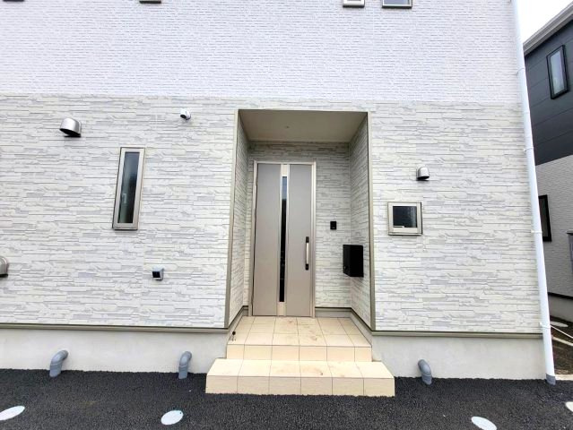 【Cradle garden】宇都宮市野沢町 第4 全4棟の玄関|〇玄関ポーチ〇
来訪者とはインターホン越しに応対できるため、不要な対面を避けられ利便性も抜群！
郵便ポストはダイヤルロック式なので、郵便物の紛失も防げます♪
※2026年６月撮影
