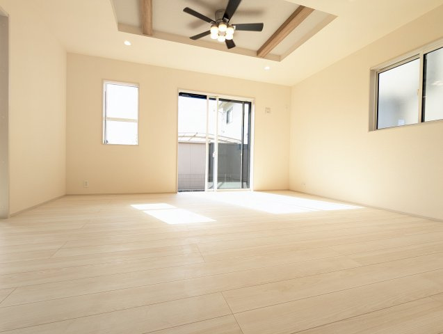 水戸市堀町3期の居間・リビング|開放感がありお部屋を見渡せ・・動線が非常に効率的でスムーズな作業ができ魅力的です。（同施工物件写真）