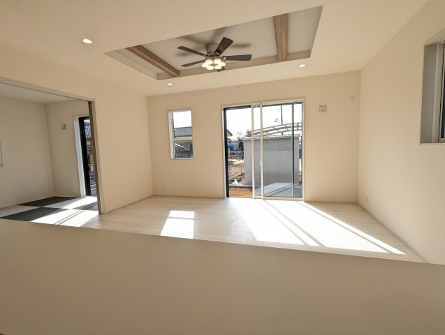 水戸市堀町3期の居間・リビング|開放感のあるリビングは家族のコミュニケーションの場です（同施工物件写真）