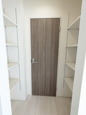 水戸市堀町3期の収納|キッチン横のパントリーには、備蓄品や非常食のストックなどすっきり収納していただけます（同施工物件写真）