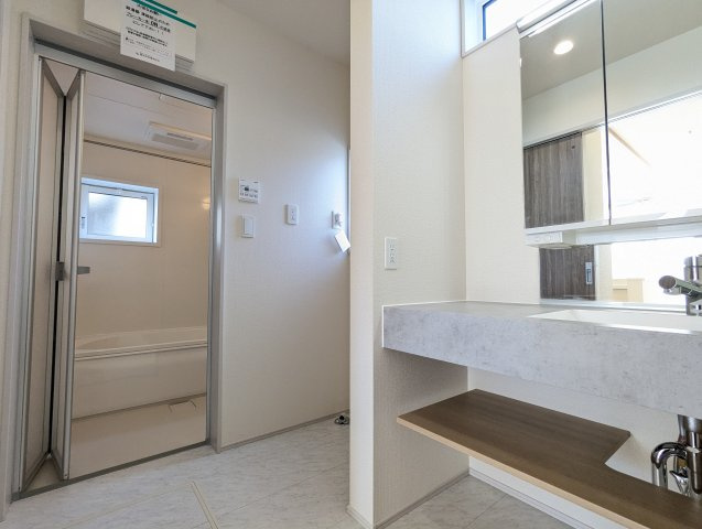 水戸市堀町3期の独立洗面台|広々脱衣スペース！毎朝おしゃれに忙しい女性の方にうれしいポイントです！（同施工物件写真）