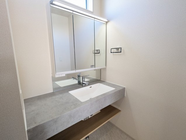 水戸市堀町3期の独立洗面台|ゆったりとした洗面スペース！一日を始める朝も素顔に戻る夜も気持ちのいい洗面室から～！（同施工物件写真）