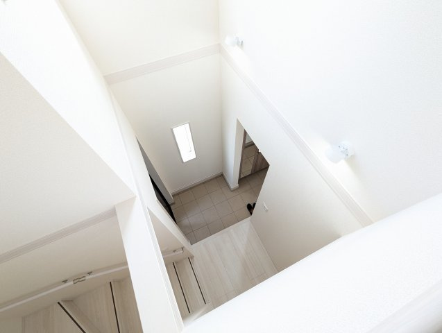 水戸市堀町3期の内装|吹き抜け天井からは柔らかい光が玄関に注がれ、開放感もございます。（同施工物件写真）