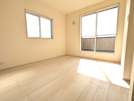 水戸市堀町3期の洋室|バルコニーに面した明るい洋室です。採光・通風が良く毎朝気持ち良く起床ができ・・日中も日差しが降り注ぐ～暖かいお部屋です（同施工物件写真）