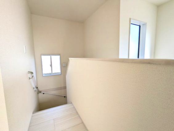 水戸市堀町3期の内装|吹き抜け天井で開放感のある明るいホールスペースです！（同施工物件写真）