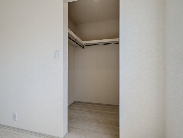 水戸市堀町3期の収納|ウォークインクローゼットには衣類だけでなく、趣味のグッズもたっぷり収納できます（同施工物件写真）