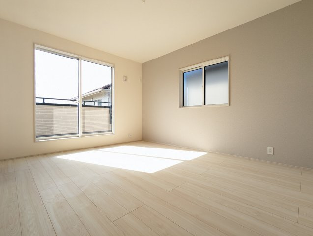 水戸市堀町3期の洋室|バルコニーに面したお部屋は照明を点ける時間が少なくて済むので省エネに繋がります。（同施工物件写真）