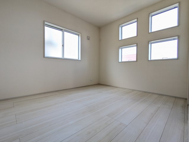 水戸市堀町3期の洋室|たっぷり採光のとれるデザイン窓がおしゃれ！こだわりの家具やインテリアもしっくり収まる～自分らしいお部屋作りを～（同施工物件写真）