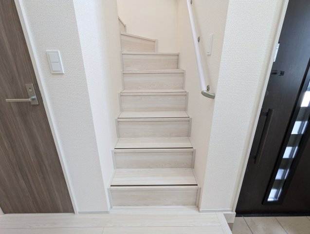 水戸市堀町3期の収納|窓付きの階段は明るく、手すり付きで小さなお子様でも安心です（同施工物件写真）