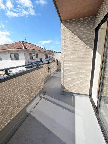 水戸市堀町3期のバルコニー|暖かな日差しのふりそそぐ広々バルコニー、たくさんの洗濯物が干せます～（同施工物件写真）