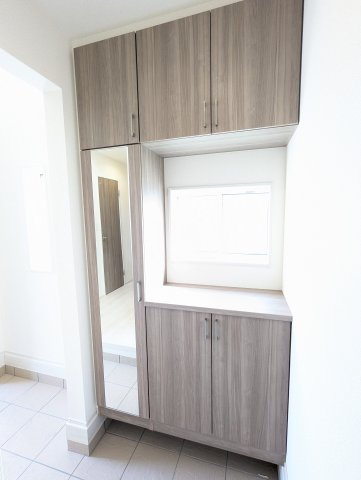 水戸市堀町3期の収納|シューズボックスは家族全員の靴が収納でき、いつでも玄関はすっきり！（同施工物件写真）