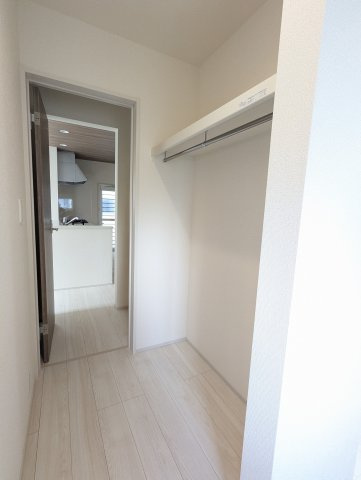 水戸市堀町3期の収納|シューズインクローゼットには、ベビーカーや遊び道具、災害用グッズを収納いただけます（同施工物件写真）