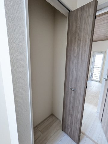 水戸市堀町3期の収納|シューズボックスは家族全員の靴が収納でき、いつでも玄関はすっきり！（同施工物件写真）