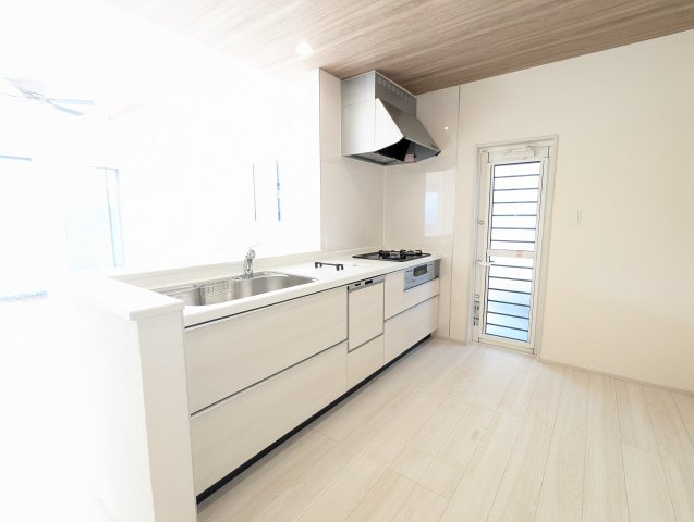 水戸市堀町3期のキッチン|木のぬくもりを感じるキッチンカウンター。大きな窓があり陽射しが差し込みます。お子様の目を離すことなく片付け・お料理ができ安心です。（同施工物件写真）