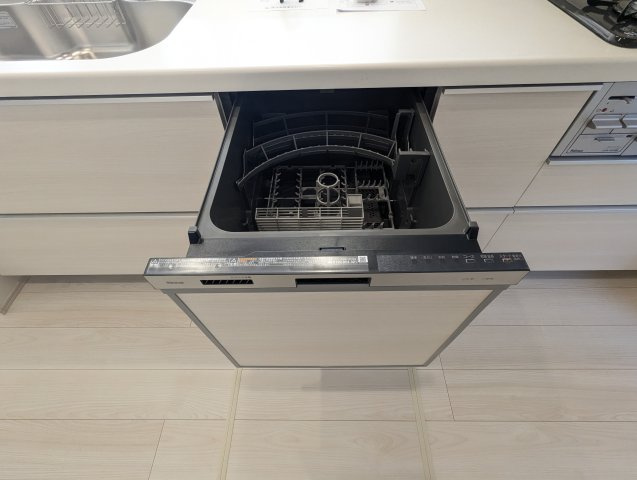 水戸市堀町3期のキッチン|開放感のある空間でお料理～うれしい食洗器付きです！短家事に繋がり～家事もラク～！！（同施工物件写真）