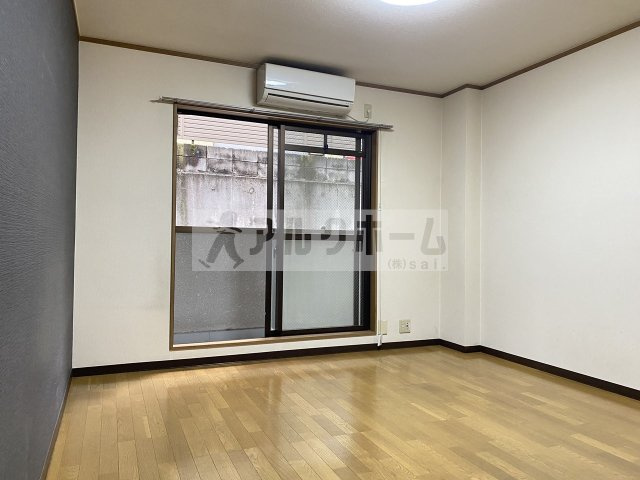 ニドムコートの洋室