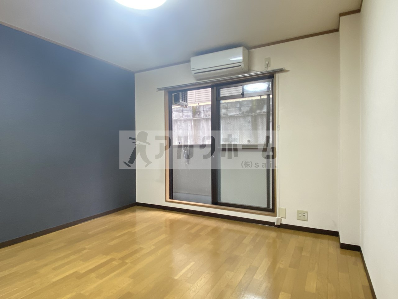 ニドムコートの洋室