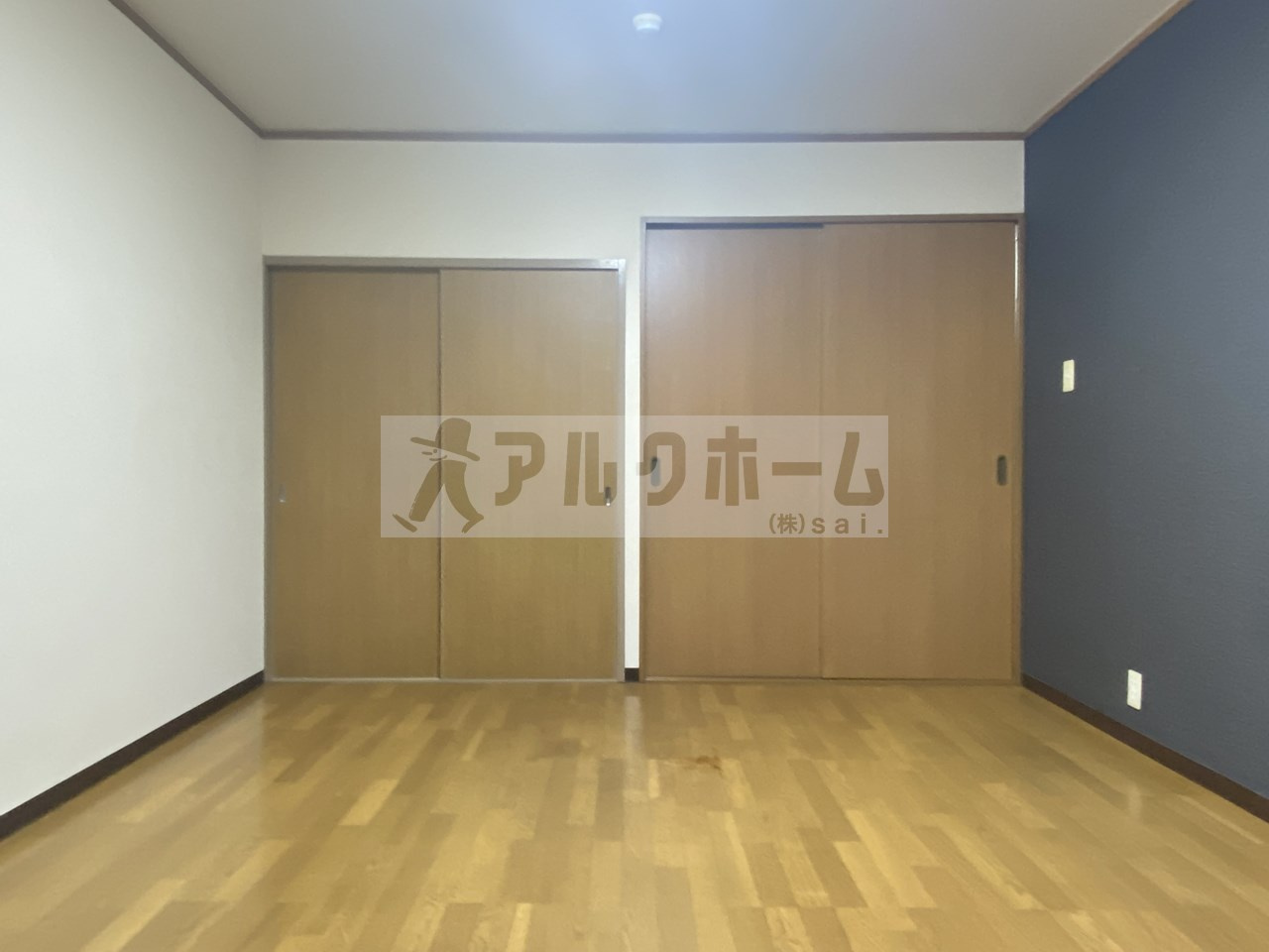 ニドムコートの洋室