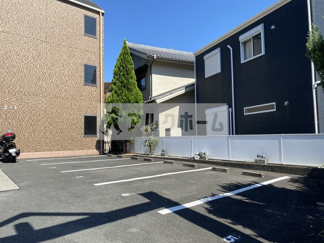 ニドムコートの駐車場