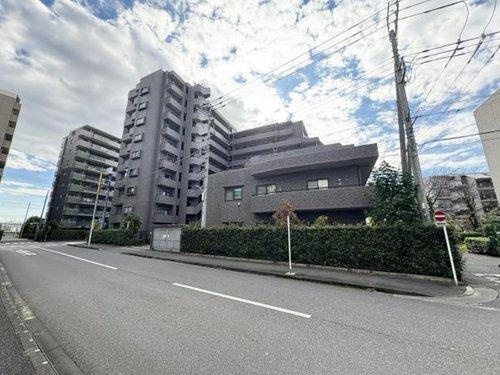 レーベンハイムせんげん台ステーションアリーナの外観|駅近なのに角地のゆったりとした立地