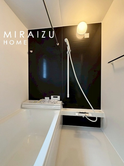 【浴室】 | お子さんとわいわいと楽しいバスタイムもよし、一人でゆったりと入るのもよし、浴室換気乾燥機付きのユニットバス。お洗濯物を干せるだけでなく、カビ防止にもなります。