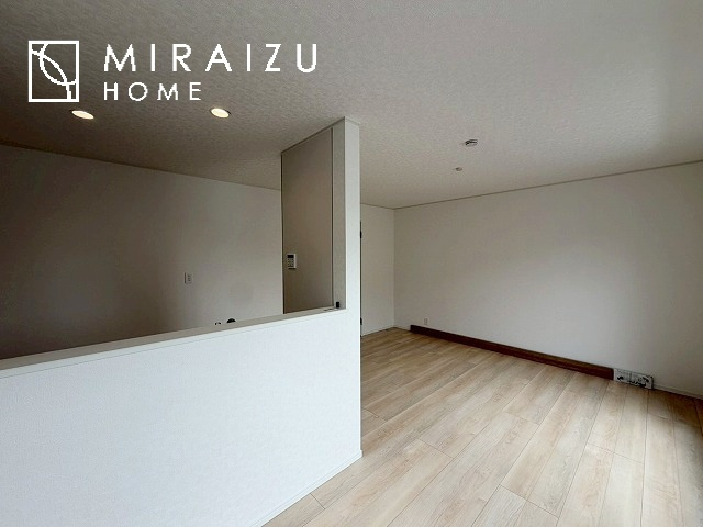 【居間・リビング】 | 窓が多いと温かな太陽の光と心地いい風が室内へと入ります。家族が集まるリビングは明るく過ごしやすいつくりです。窓が多いお家は住みやすい証です。