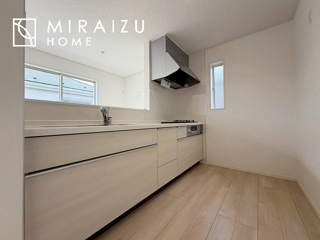 【キッチン】 | 収納に様々な工夫がされていて出しやすく片付けやすい、散らかりにくいキッチンになっています！人工大理石の天板や深型シンクなど、デザイン性と機能性を兼ね備えているので見せたいキッチンになっています。