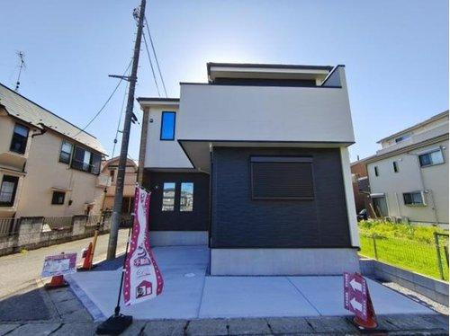 越谷市大沢　2台可　南角住戸新築分譲住宅の外観|角地の片面道路は行き止まりなので駐車が楽々です！