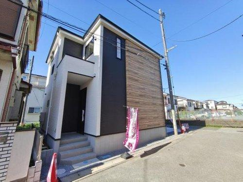 越谷市大沢　2台可　南角住戸新築分譲住宅の前面道路含む現地写真|とってもお洒落なハイグレードな邸宅です！