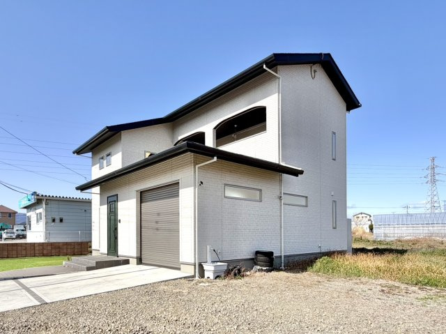 【中古戸建】高崎市我峰町の外観|■外観｜窓の配置や、爽やかな白ベースの外観が清潔感をもたらします。まっさらなキャンバスのような家にこだわりを彩って…始めよう、あなただけの豊かな暮らし( ＾＾ )