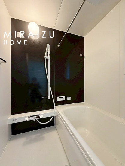 【浴室】 | お子さんとわいわいと楽しいバスタイムもよし、一人でゆったりと入るのもよし、浴室換気乾燥機付きのユニットバス。お洗濯物を干せるだけでなく、カビ防止にもなります。