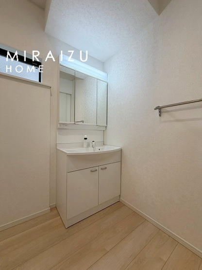 【独立洗面台】 | 洗濯機置き場、脱衣スペースもしっかりと確保されている洗面室。
水回りが集結した間取りなので、お料理やお洗濯物、お掃除の同時進行も可能です。