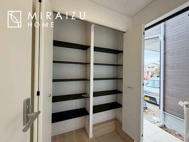 【玄関】 | 永く住むからこそシンプルで飽きのこないデザインに。ただいま、おかえりの温かな声が聞こえる玄関。