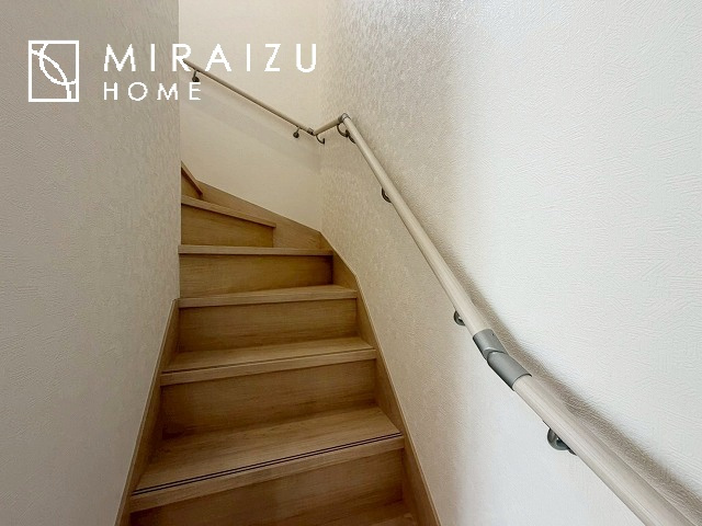 【内装】 | 安全性に配慮した手すり、清潔感や明るい陽光を取り入れてくれる窓がある階段。LED照明付きでお財布にもやさしいつくり。