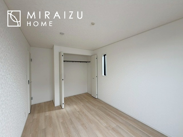 【寝室】 | 日当たりの良いお家は嬉しいですよね。それぞれ価値観が分かれる箇所です、実際に内覧して日当たりの心地よさをご体感下さいね♪