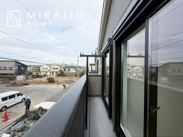 【バルコニー】 | 暮らしやすさを考えたプランで快適な現地ロケーションを実現。安らぎに満たされる、ゆとりのある日々を過ごせます♪