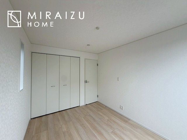 【洋室】 | 日当たりの良いお家は嬉しいですよね。それぞれ価値観が分かれる箇所です、実際に内覧して日当たりの心地よさをご体感下さいね♪