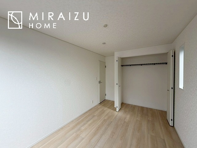 【洋室】 | プライバシー性と開放感を高める住環境。陽当たりの良い開かれたロケーションを活かし、心地よい暮らしをプランニング